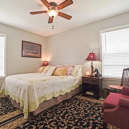 Coastal Escape With Yard, Walk 1 Mile To Texas A And M Villa